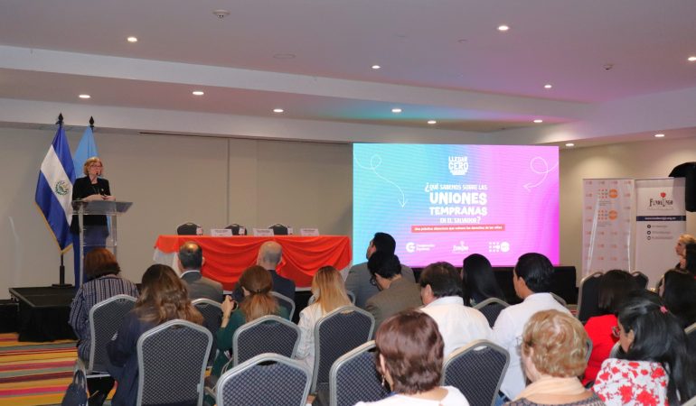 Mujer en atril haciendo presentación 