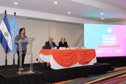 Mujer en el atril haciendo presentación