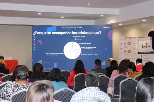 Público escuchando y mirando presentación