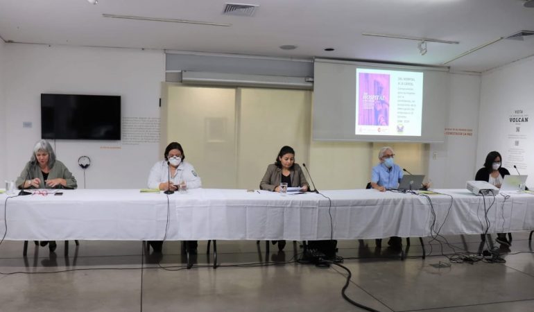 Cristina Aldama, Coordinadora de AECID El Salvador junto con otras personas durante el acto