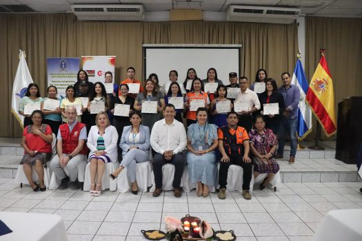 Estudiantes mostrando sus diplomas