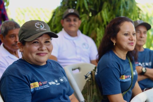 Señoras sonrientes durante el acto