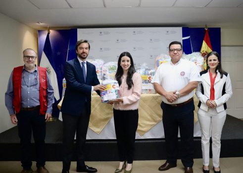 Encargado de Negocios a.i de la Embajada de España en El Salvador, Alfonso Pérez-Hernández,  el Coordinador General de la Cooperación Española en El Salvador, Fernando Rey, quienes hacen la entrega de los kits de asistencia humanitaria a la Viceministra de Relaciones Exteriores, Adriana Mira, a la Directora de la ESCO, Karla de Palma, y al Director de Protección Civil, Luis Alonso Amaya. 