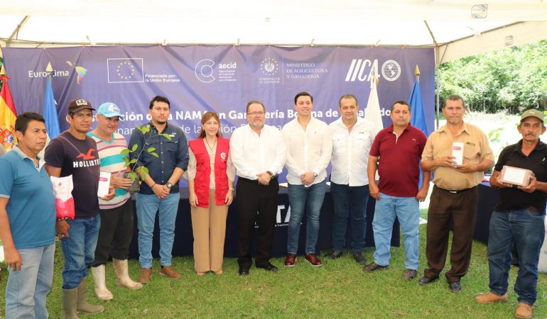 Grupo de personas posando para fotografía