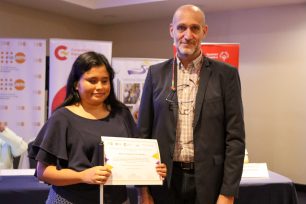 Chica con diploma en la mano junto con hombre