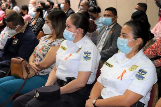 Mujeres del público con mascarillas