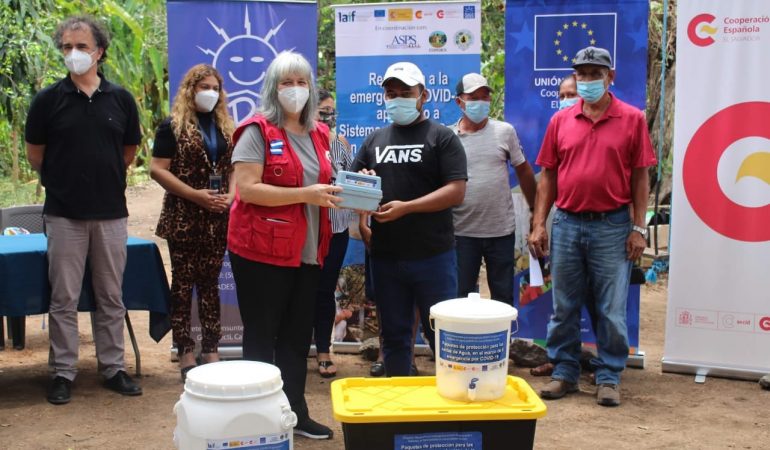 Cristina Aldama, Coordinadora de AECID El Salvador, entregando kits de protección personal
