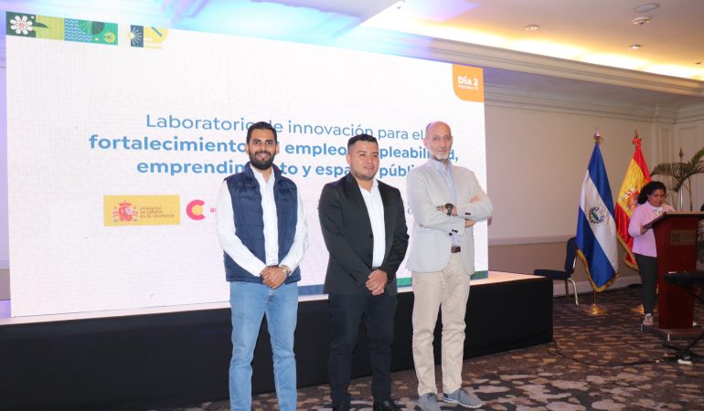 Representantes del acto posando para fotografía