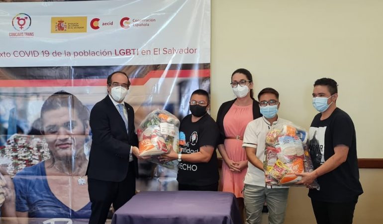 El Embajador de España en El Salvador, Carlos de la Morena, y Cristina Aldama junto con otras personas