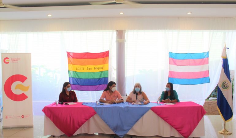 Cristina Aldama, Coordinadora General de la AECID en El Salvador junto con otras mujeres