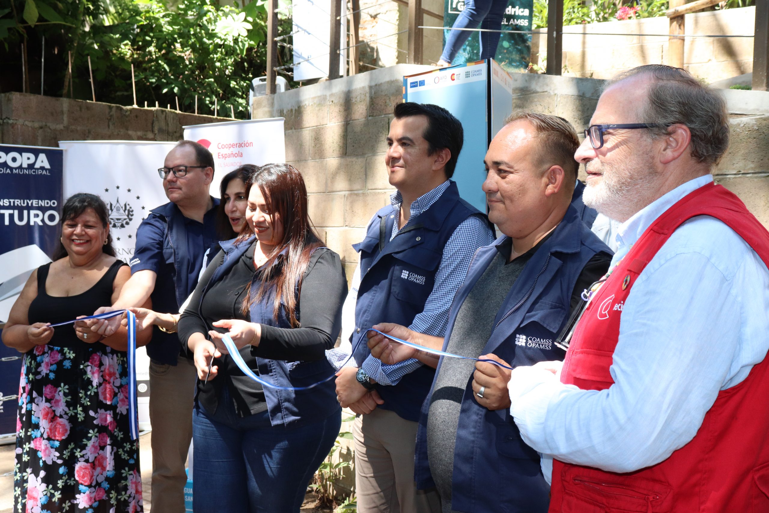 Cortando lazo para inauguración