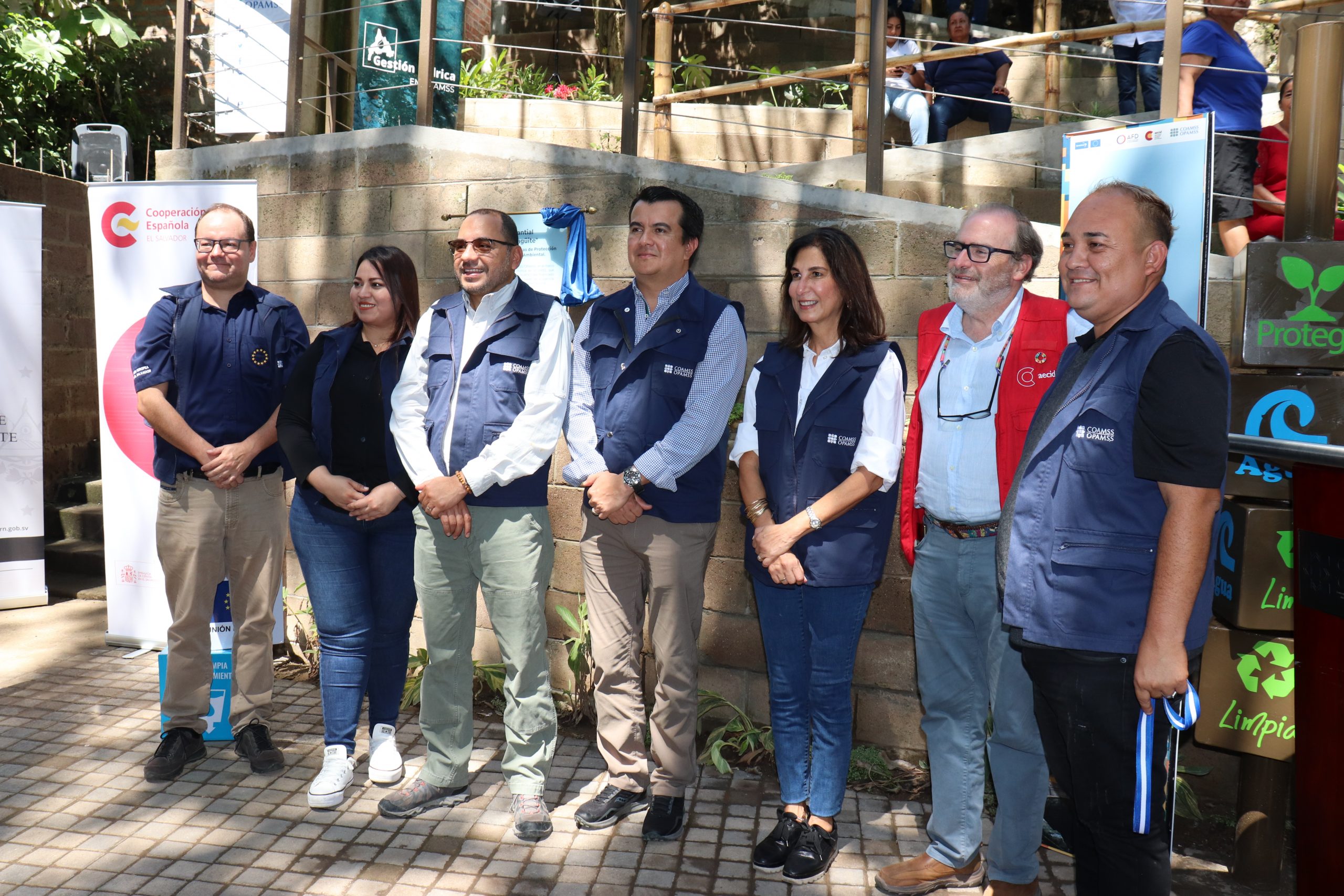 Grupo de personas posando para fotogarfía