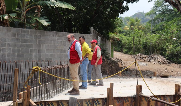 Fernando Rey Yébenes, durante visita de seguimiento al proyecto «Mejoramiento de calle Circunvalación, comunidad Santa Marta, municipio de Victoria, en Cabañas. (Etapa 1)»