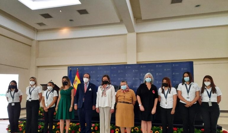 Grupo de personas posando para fotografía durante el acto