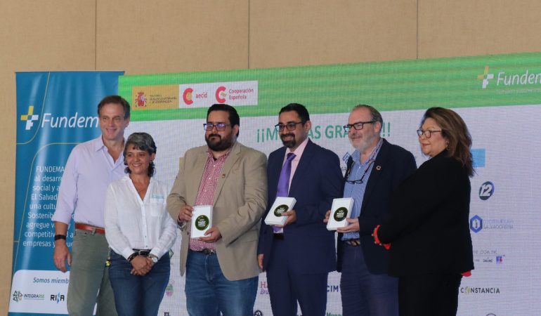 Grupo de personas posando para fotografía 