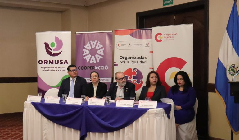 Mesa con los representantes de la Organización de Mujeres Salvadoreñas por la Paz (ORMUSA)