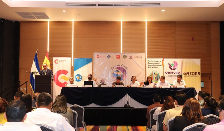 El Embajador de España en El Salvador, D. Carlos de la Morena y el Coordinador de la Agencia Española de Cooperación Internacional para el Desarrollo (AECID), Fernando Rey Yébenes durante acto