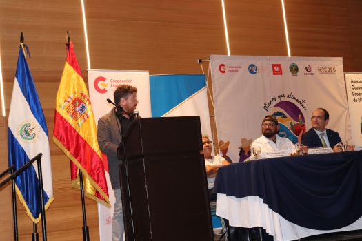 Hombre hablando en atril