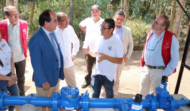 Embajador de España en El Salvador, Carlos de la Morena juntos con otros representantes del proyecto