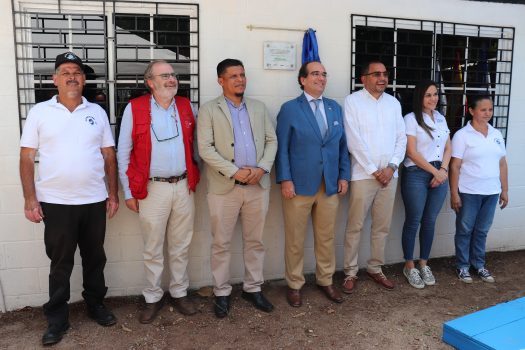 Representantes del proyecto posando para fotografía