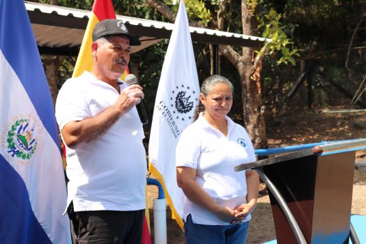 Hombre y mujer hablando al público