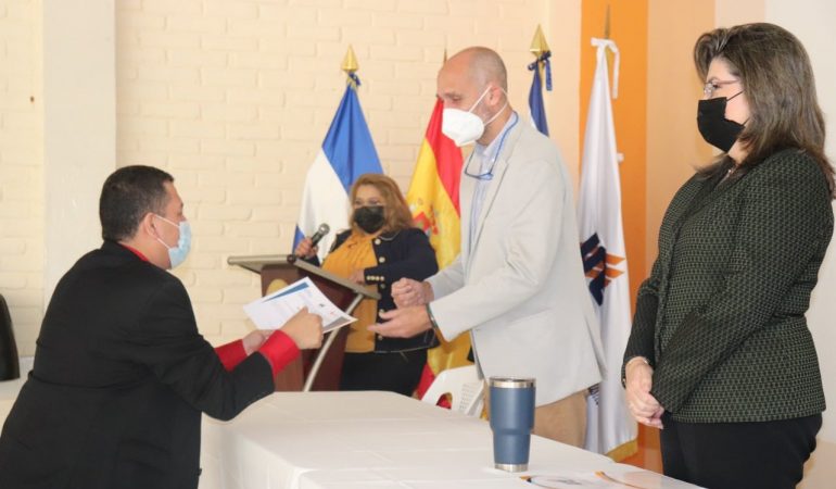 Entregando diplomas de formación